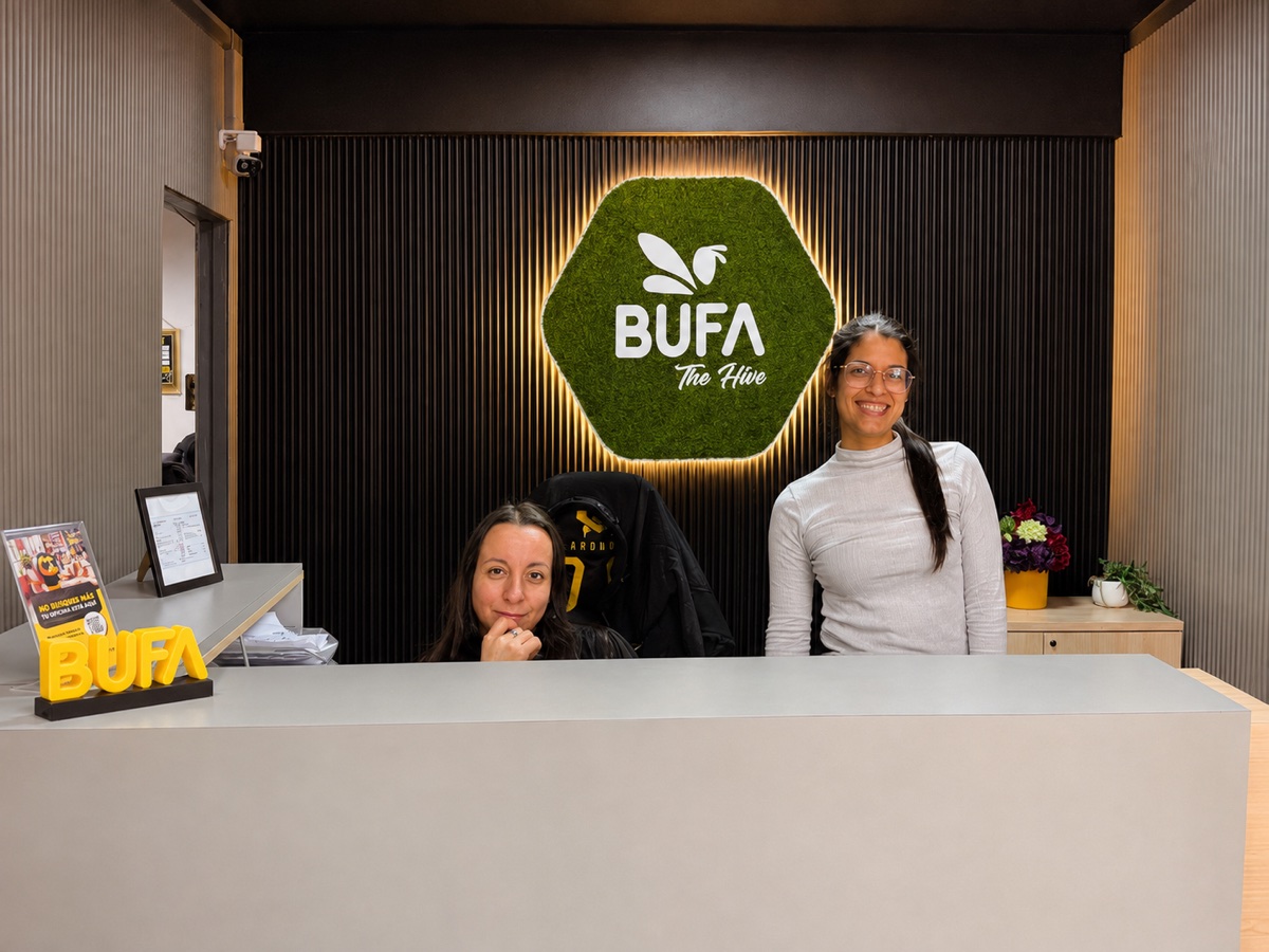 Equipo de BUFA atendiendo en la recepción de la sede de Providencia